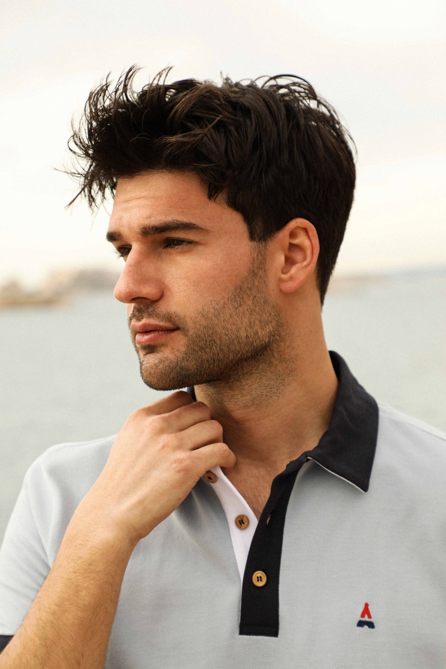 homme qui porte un polo