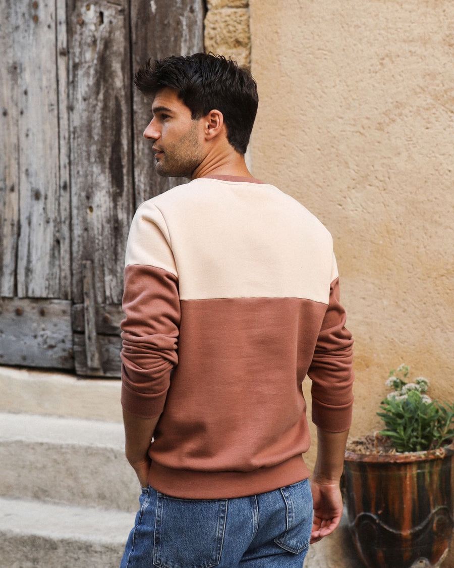 Homme de dos en sweat beige