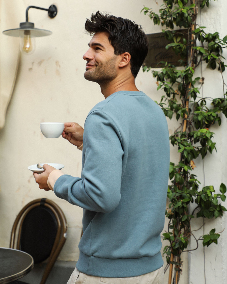 homme en sweat bleu canard