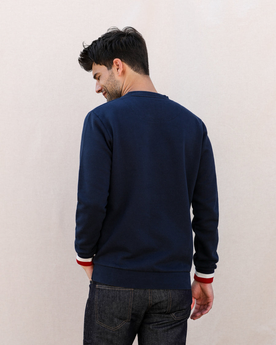 homme de dos en sweat bleu