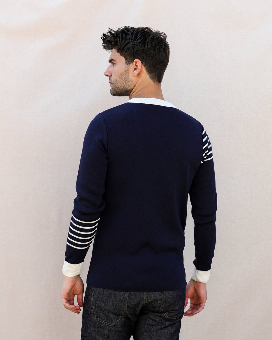 homme de dos en pull bleu