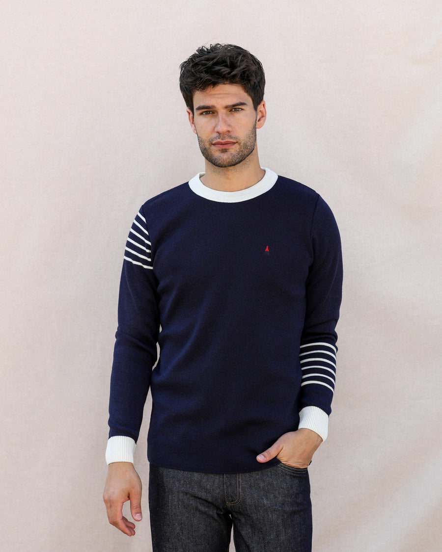homme de face en pull bleu