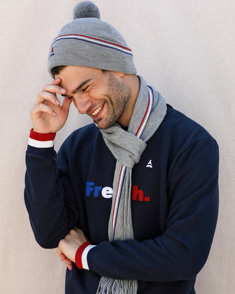 homme en tenue bleu blanc rouge