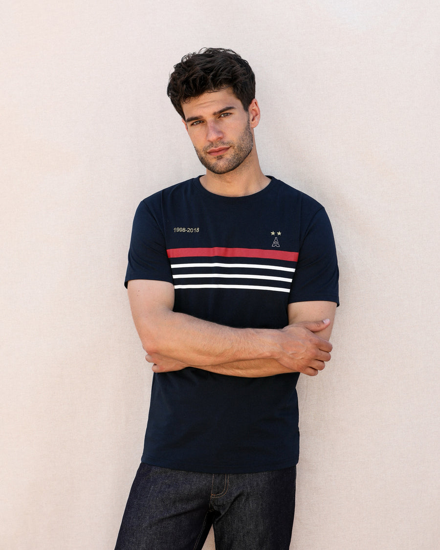 homme en t-shirt bleu blanc rouge