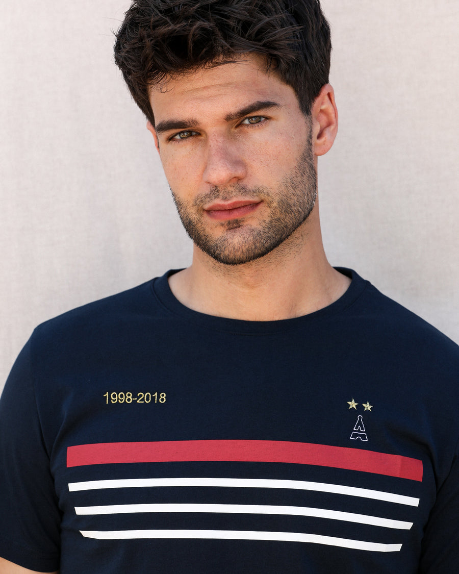 homme brun en t-shirt bleu blanc rouge
