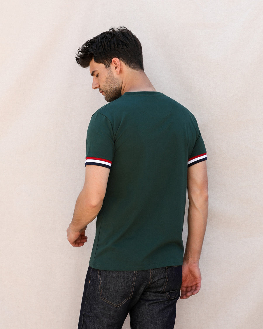 homme de dos en t-shirt vert