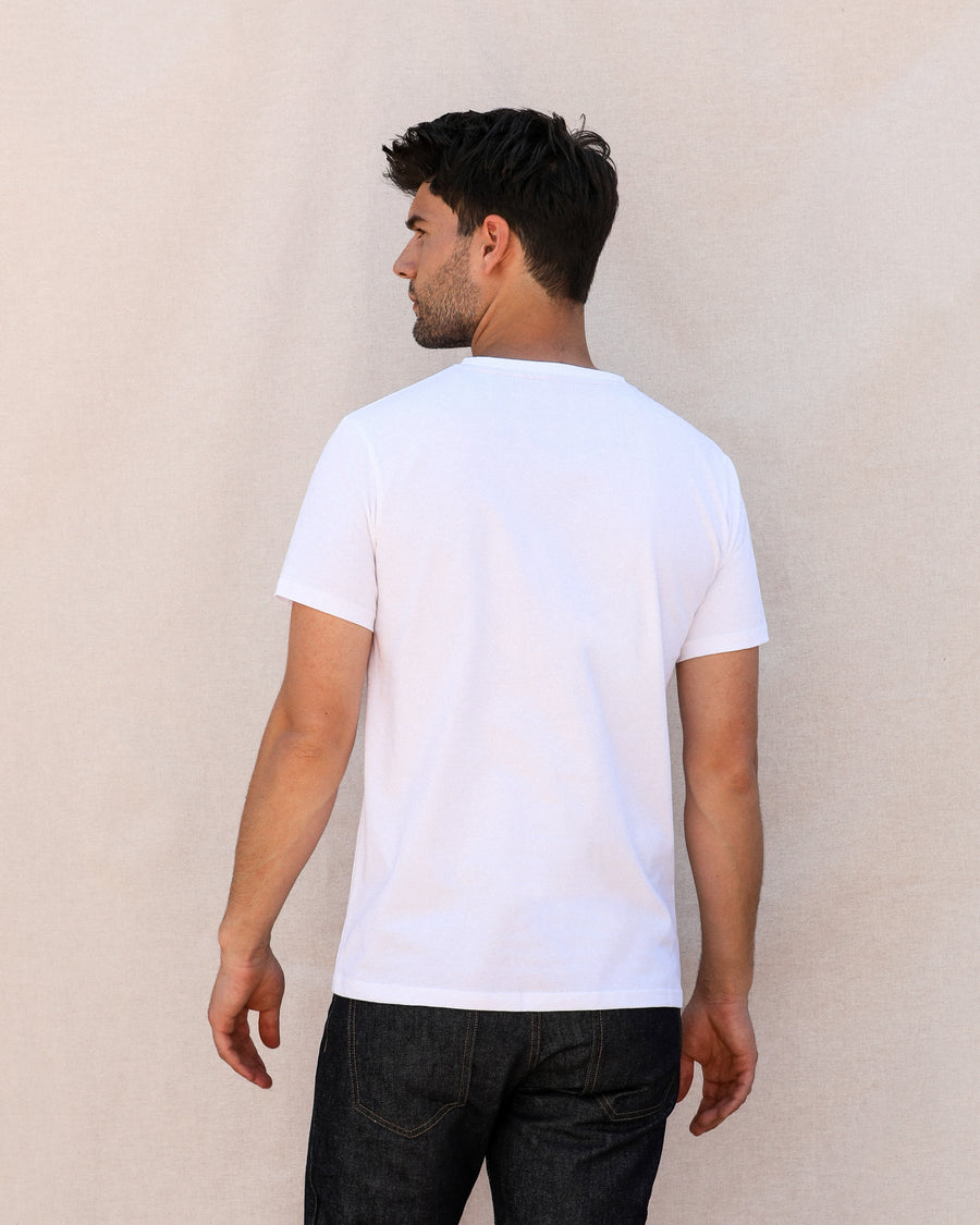 homme de dos t-shirt blanc