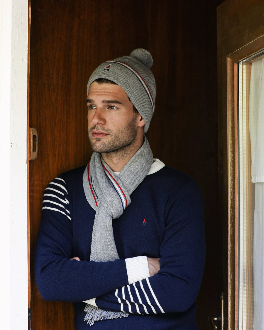 homme portant un pull et un bonnet