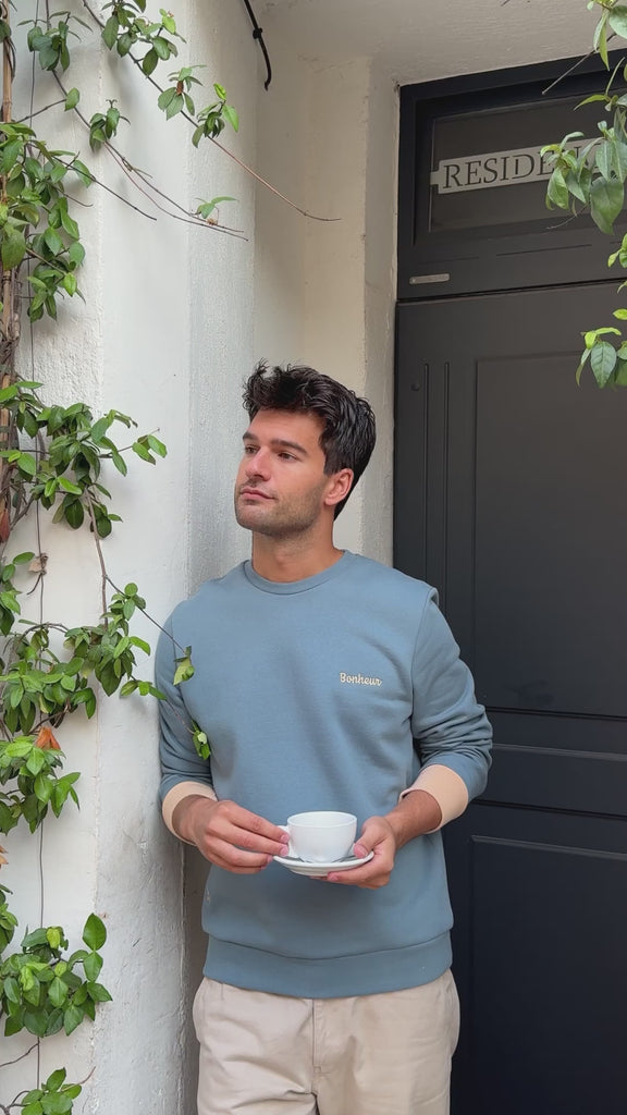homme en sweat brodé