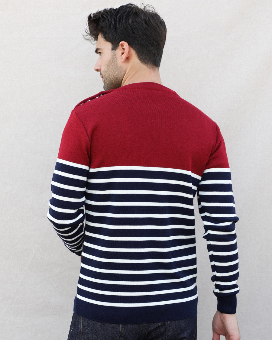 homme porte un pull bordeaux