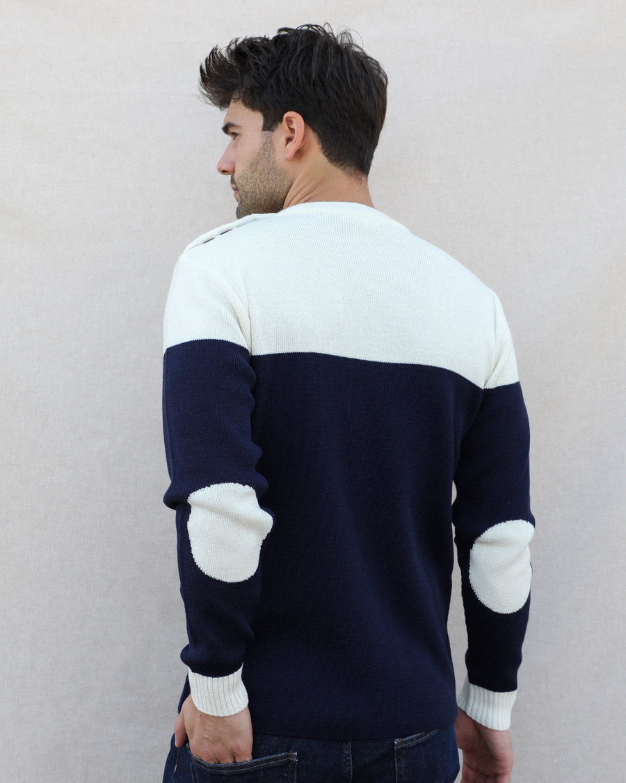 homme de dos en pull bleu et blanc