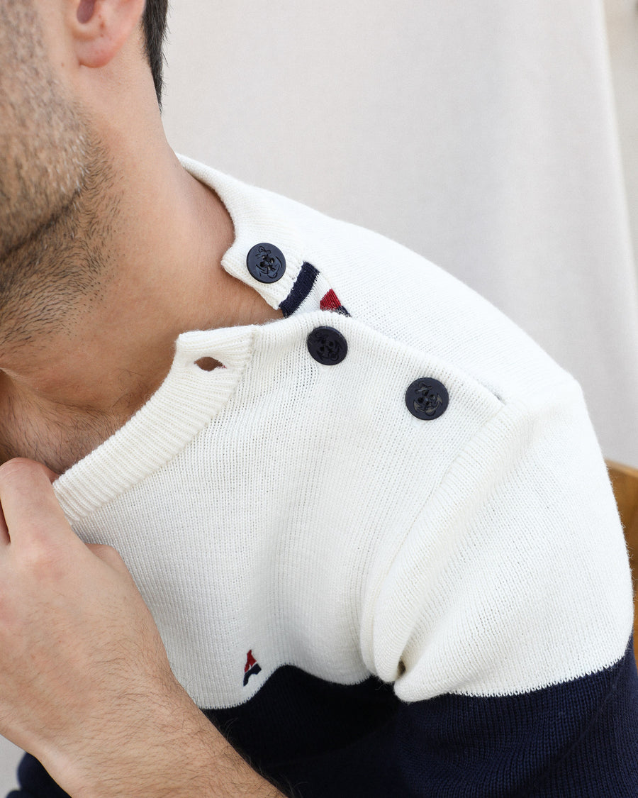 homme en pull à bouton
