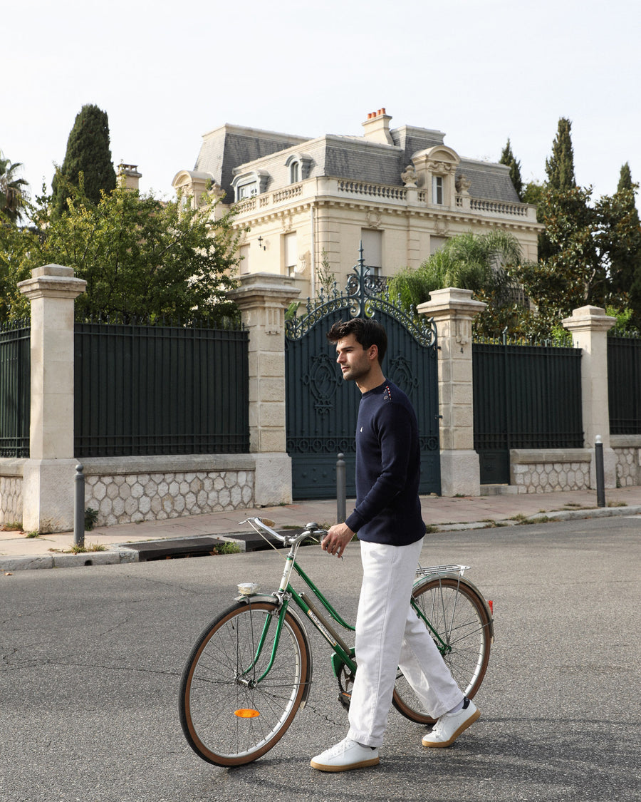 homme en pull à l'extérieur