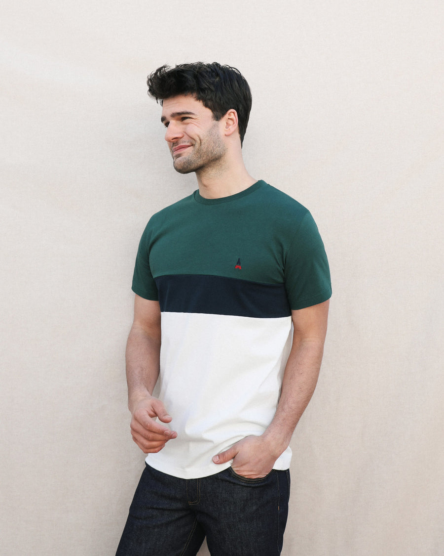 Homme en t-shirt tricolore