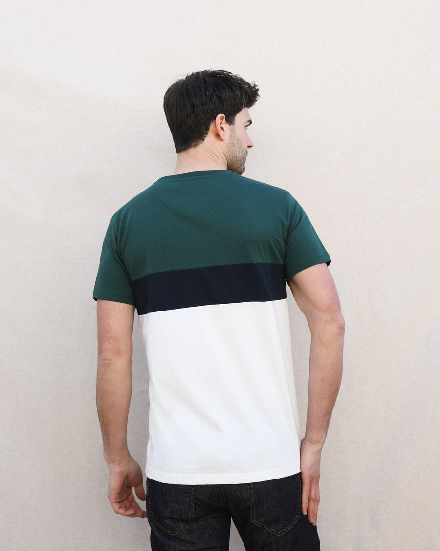 homme de dos en t-shirt tricolore
