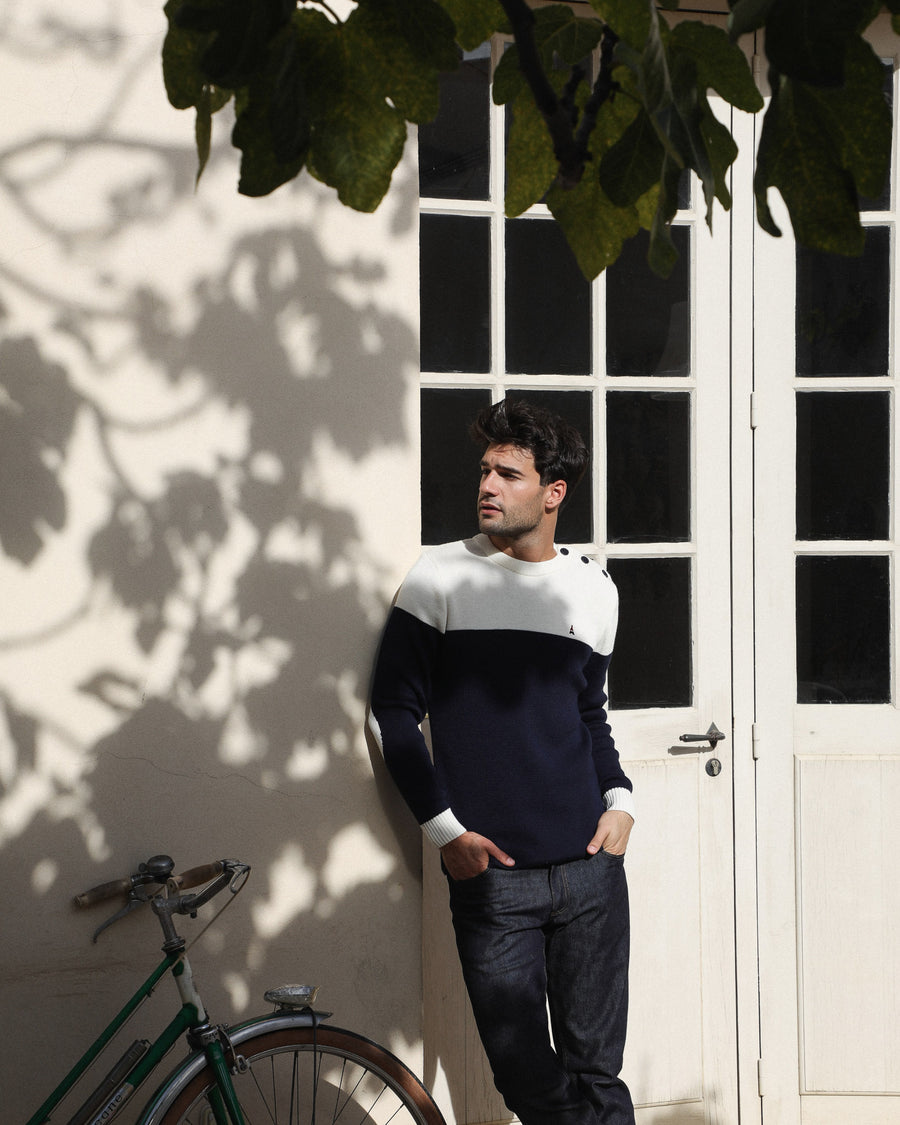 homme en pull léger