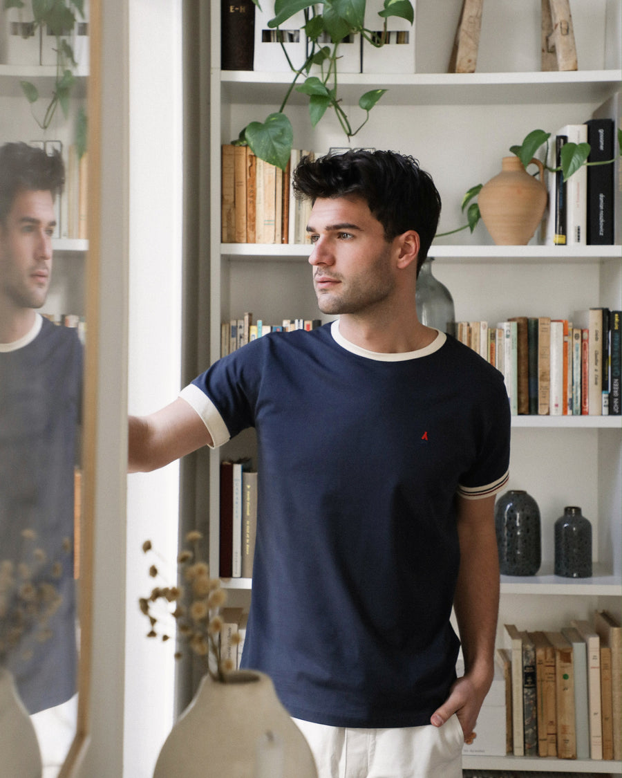 homme brun en t-shirt 
