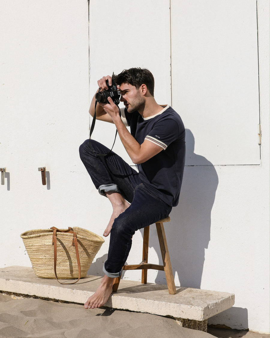 Homme en t-shirt bleu
