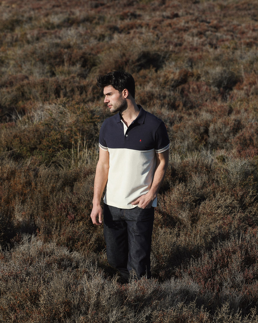 homme dans la nature en polo 